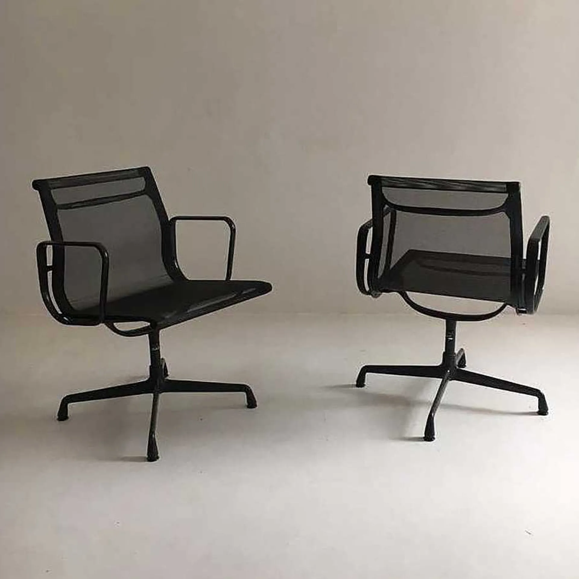 Vitra Office Chairs*Aluminium Chair Ea 108 | Office Armchair | Black | Ex-Display