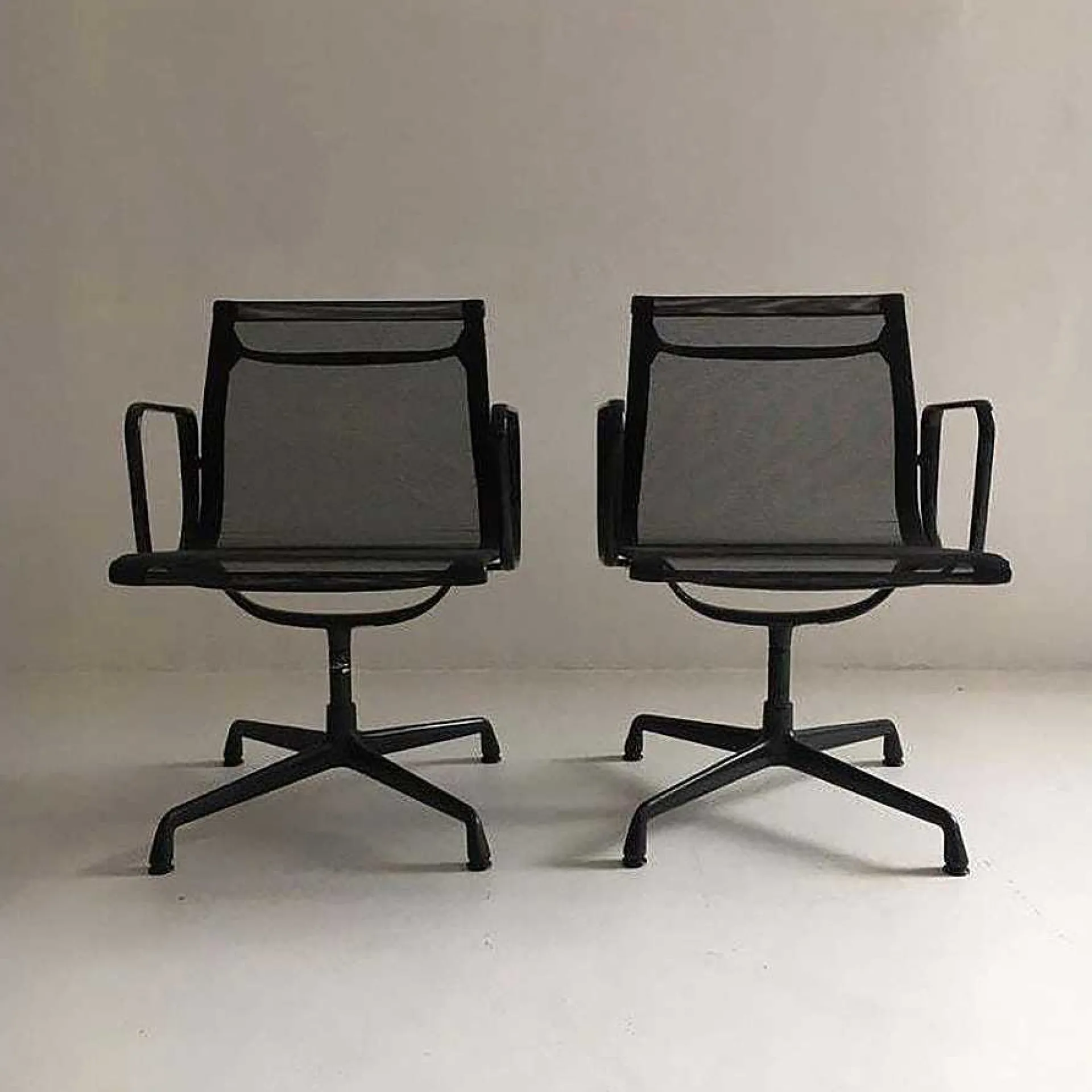 Vitra Office Chairs*Aluminium Chair Ea 108 | Office Armchair | Black | Ex-Display