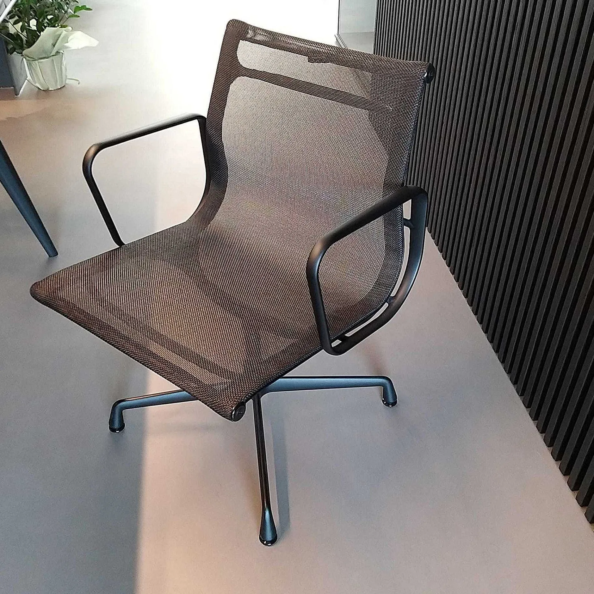 Vitra Office Chairs*Aluminium Chair Ea 108 | Office Armchair | Black | Ex-Display