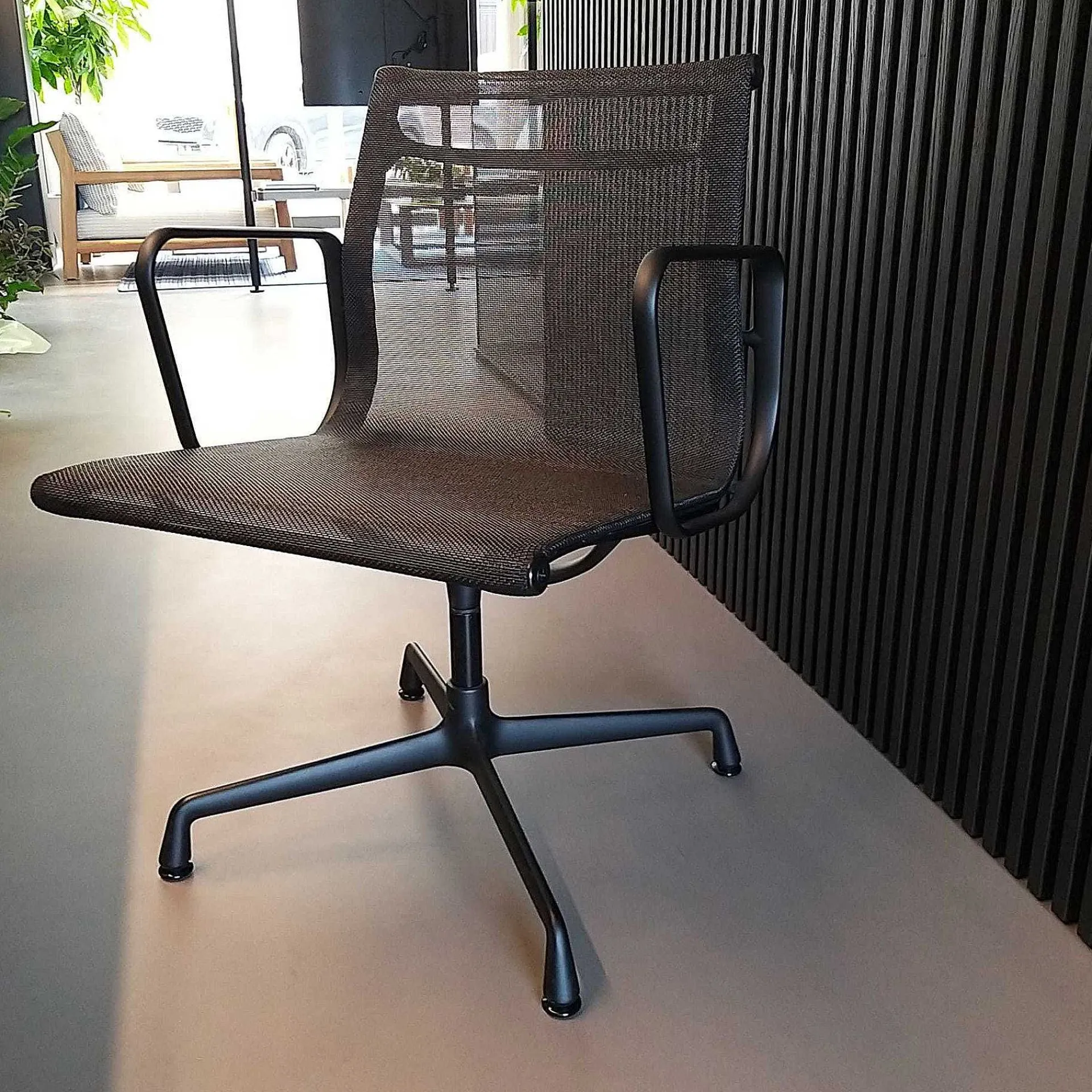 Vitra Office Chairs*Aluminium Chair Ea 108 | Office Armchair | Black | Ex-Display