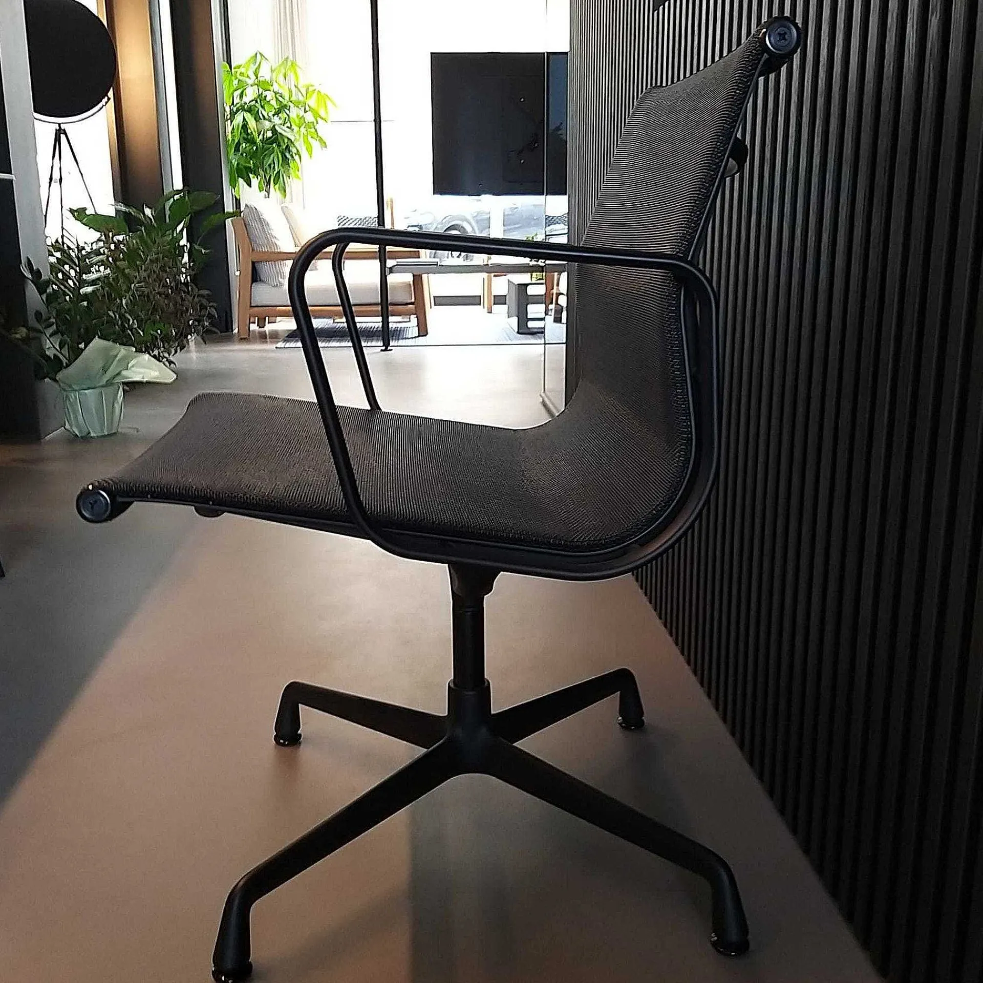 Vitra Office Chairs*Aluminium Chair Ea 108 | Office Armchair | Black | Ex-Display
