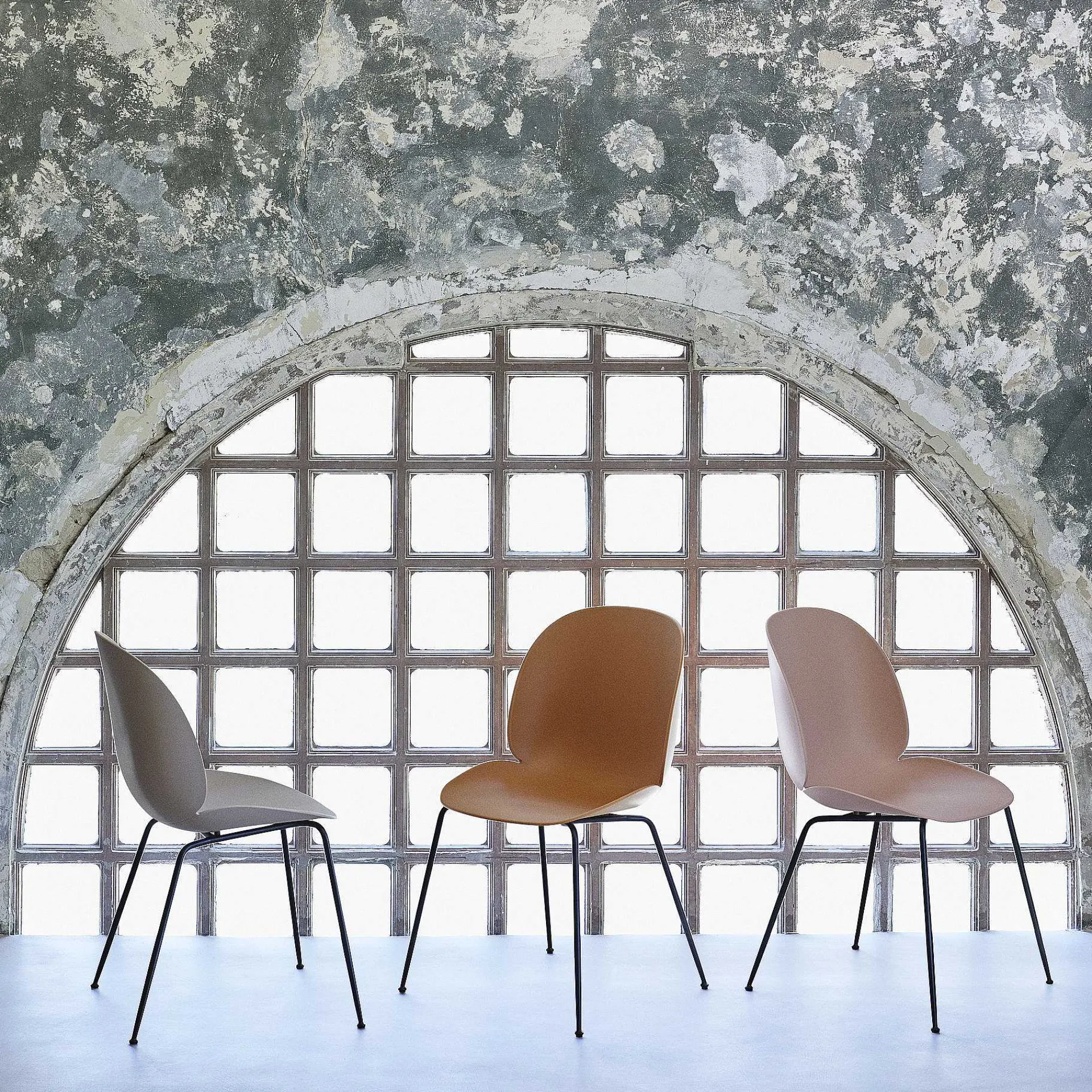 GUBI Outdoor Chairs*Beetle Dining Chair | Amber Brown