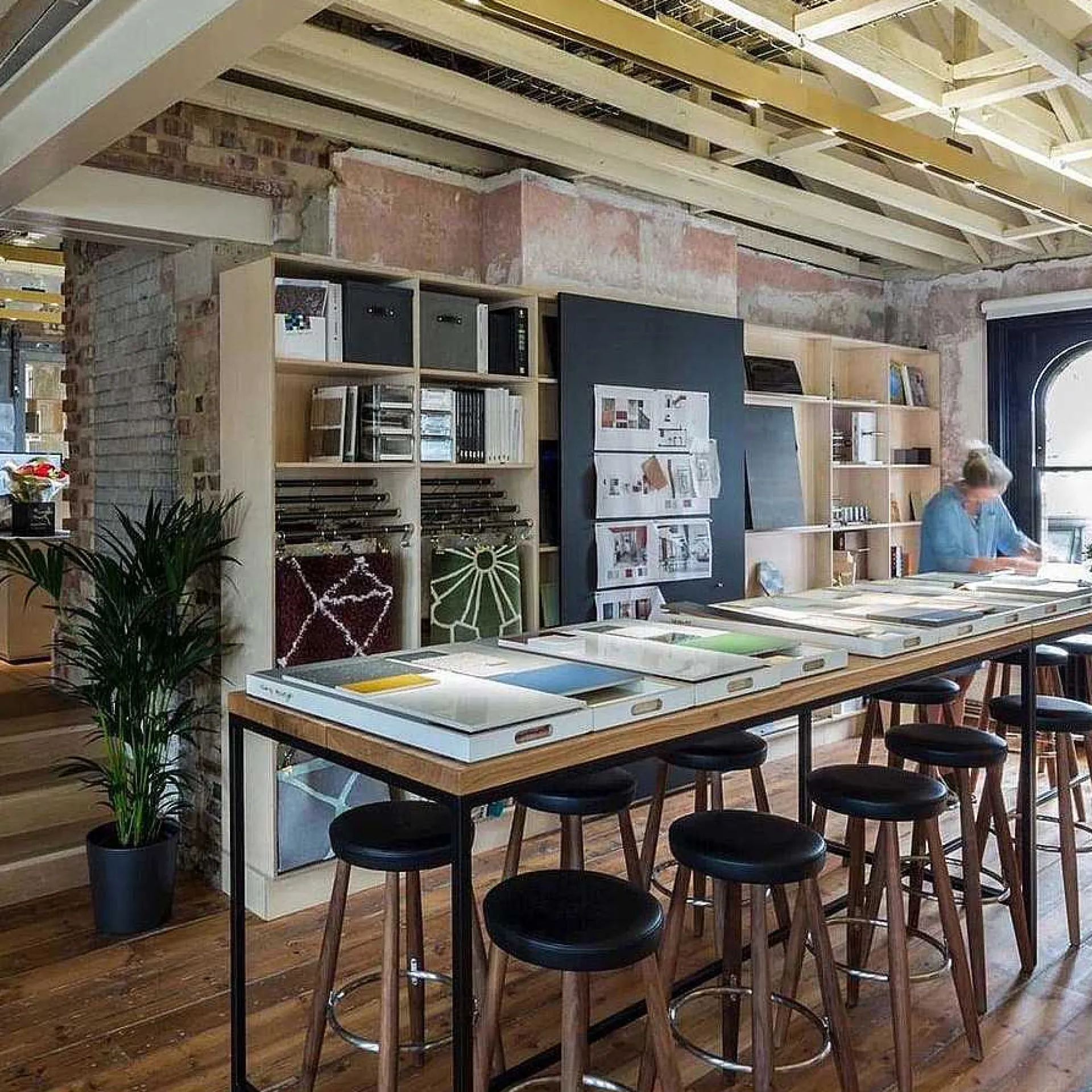 Carl Hansen & Søn Stools*Ch56 | Stool | Oiled Walnut - Black Leather