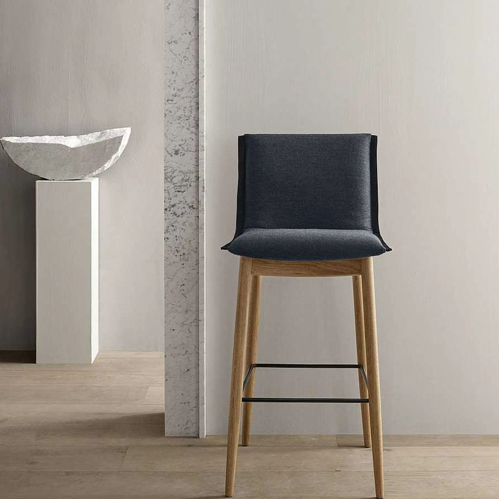 Carl Hansen & Søn Stools*E006 Embrace Bar Stool | Oak - Fabric
