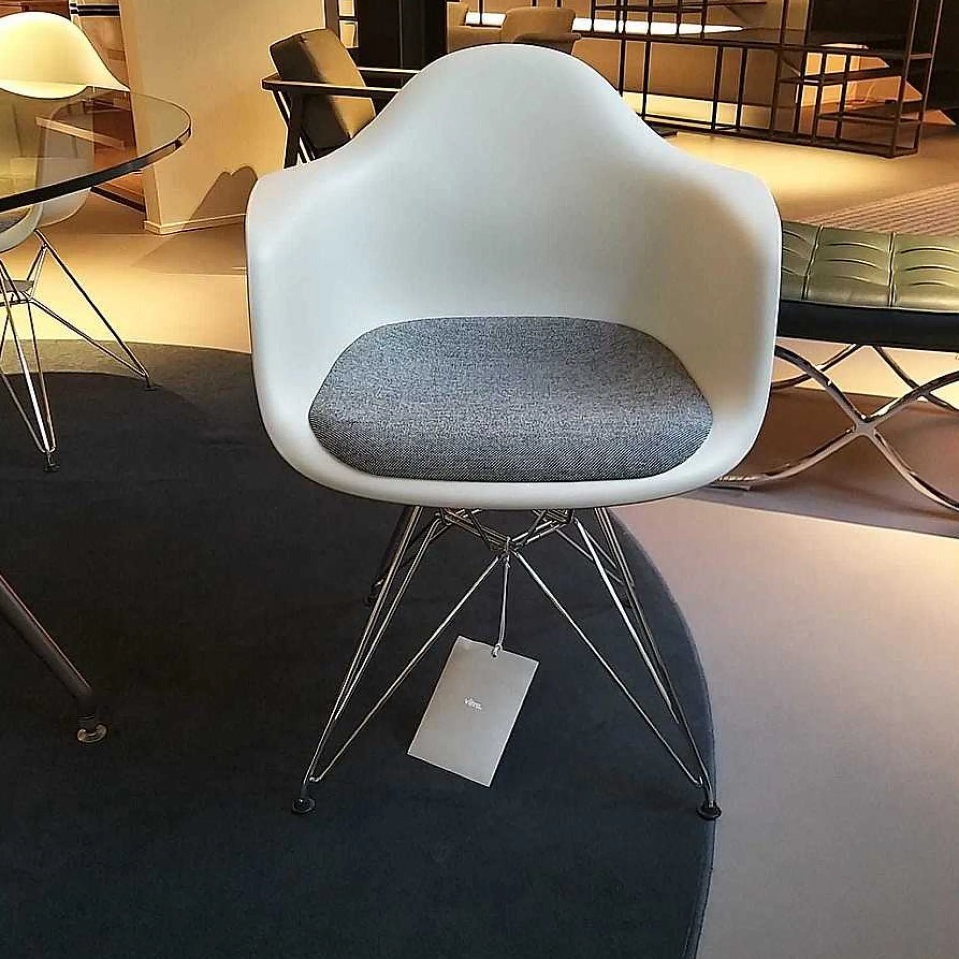 Vitra Chairs*Eames Plastic Armchair Dar| Pebble