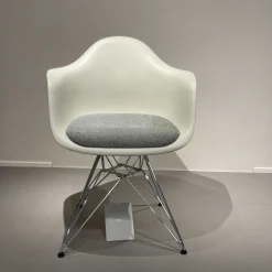 Vitra Chairs*Eames Plastic Armchair Dar| Pebble