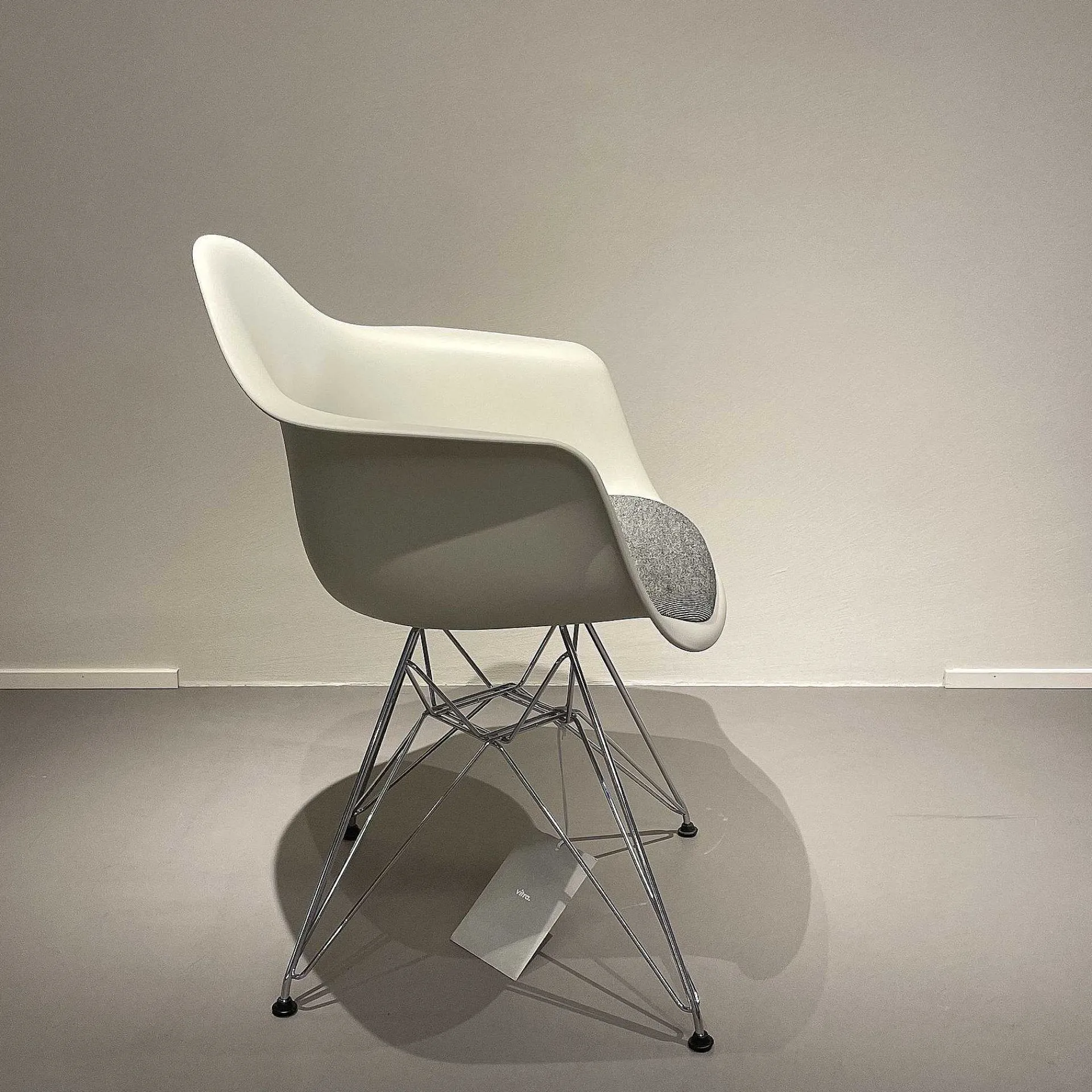 Vitra Chairs*Eames Plastic Armchair Dar| Pebble