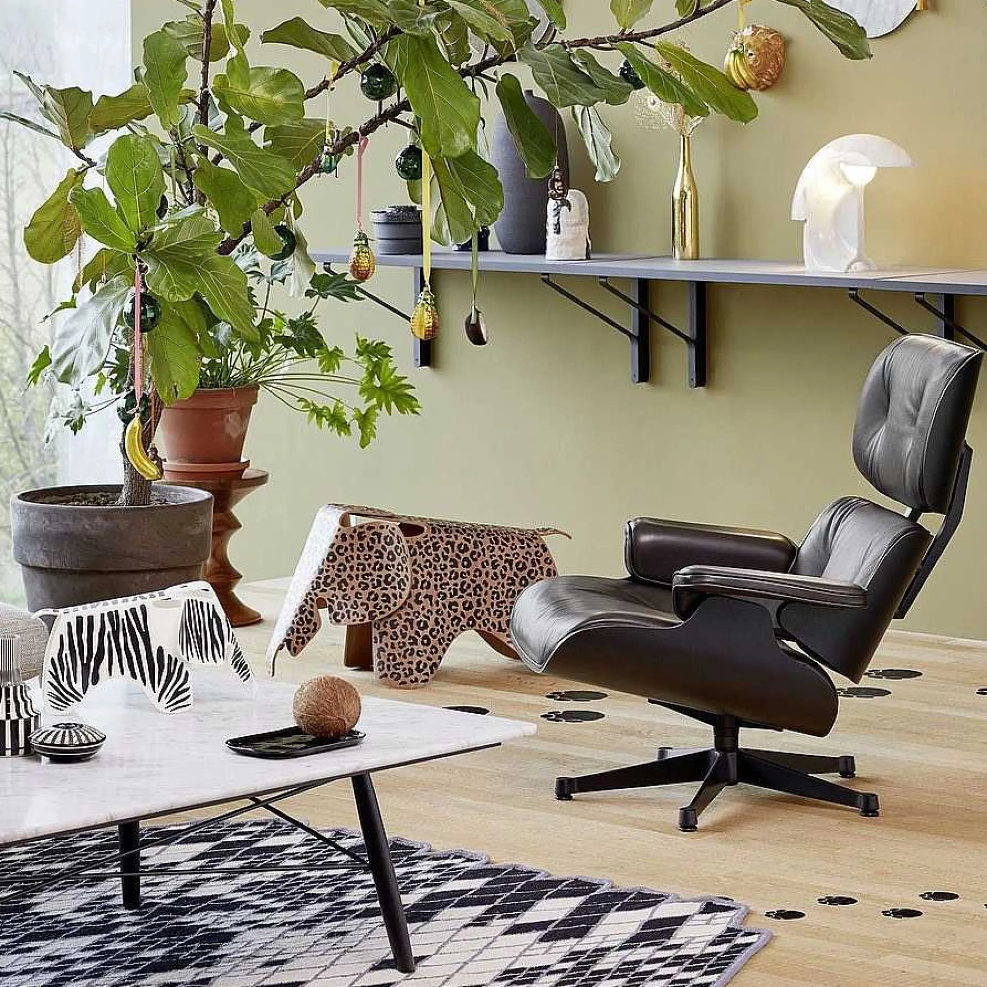 Vitra Single Armchairs*Lounge Chair & Ottoman | Black Ash - Asphalt Leather