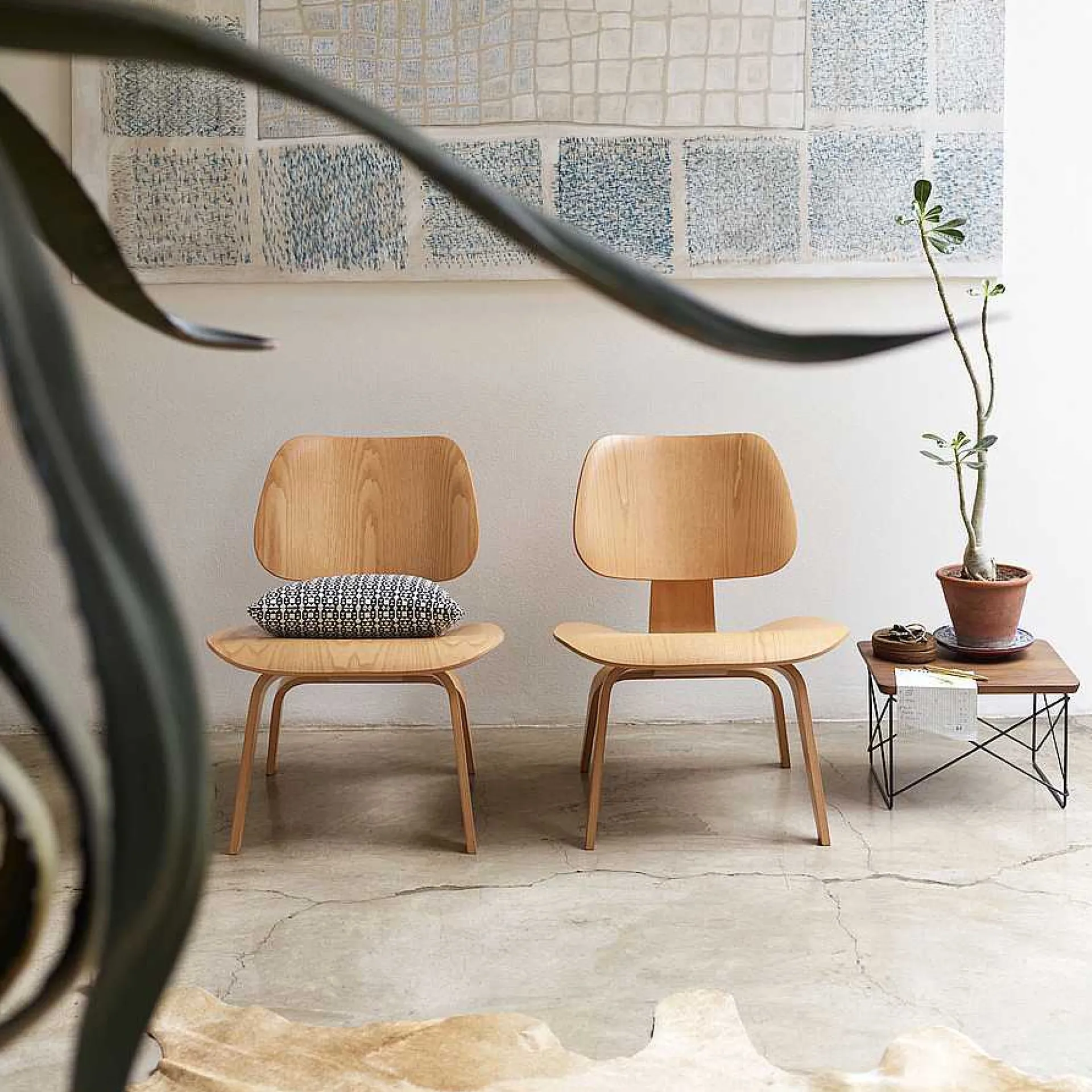 Vitra Coffee Tables*Occasional Table Ltr | Dark Base - Walnut